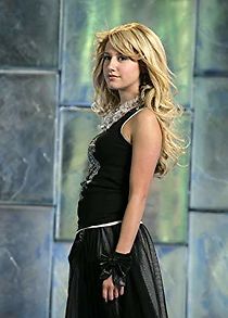 Watch Ashley Tisdale: Kiss the Girl